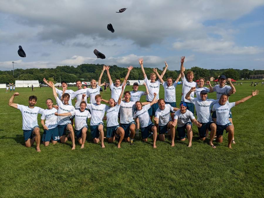 teamfoto_wucc_flyinghats.jpeg